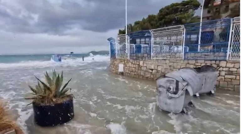 Hrvatska na udaru silovitog nevremena. Poplavljene rive u Dalmaciji, oluja rušila stabla…