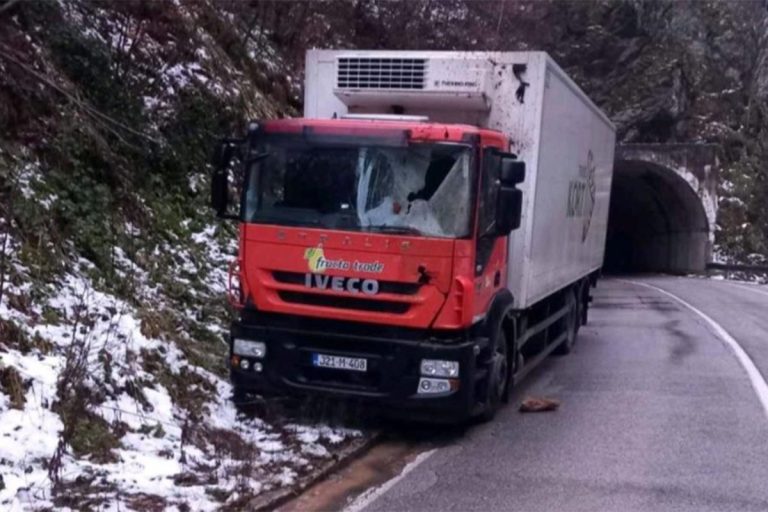 Detalji nesreće kod Foče: Stijena pala na kamion i usmrtila vozača. Suvozač svjedočio strašnoj tragediji