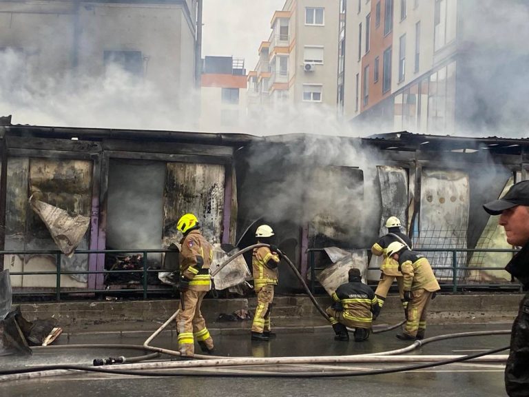 FOTO i VIDEO Pogledajte borbu vatrogasaca sa požarom na pijaci kvadrant