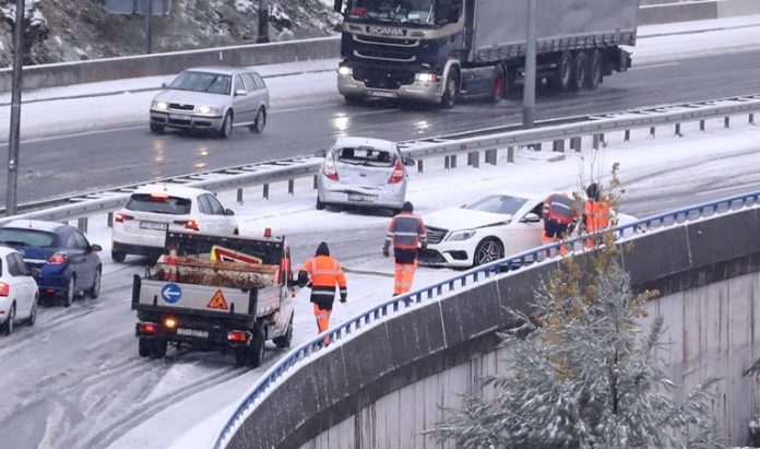 SNIJEG IZAZVAO HAOS NA CESTAMA KOD SPLITA