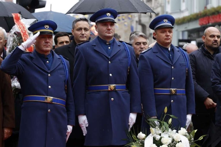 Polaganjem cvijeća kod Vječne vatre obilježen Dan državnosti BiH