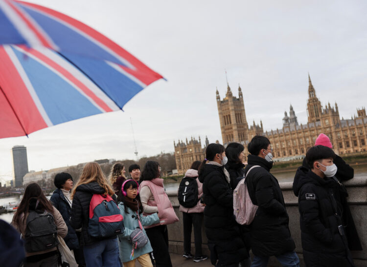 Vozovi stoje kod Londona, poplavljen tunel. Hiljade ljudi čekaju