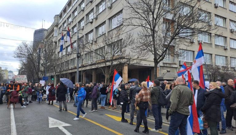 Protest ProGlasa u Beogradu: Rijeka ljudi na ulicama, skandira se „Vučiću lopove“