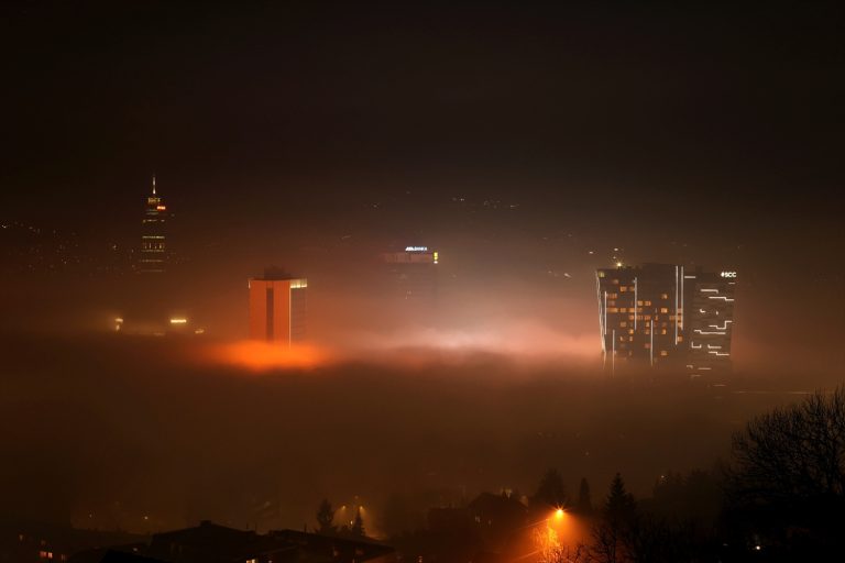 U Sarajevu proglašena ‘Uzbuna’ i donesene interventne mjere zbog zagađenja zraka. Evo šta to znači