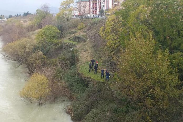 DJEČAK I MUŠKARAC POGINULI KADA SU AUTOMOBILOM SLETJELI U MORAČU