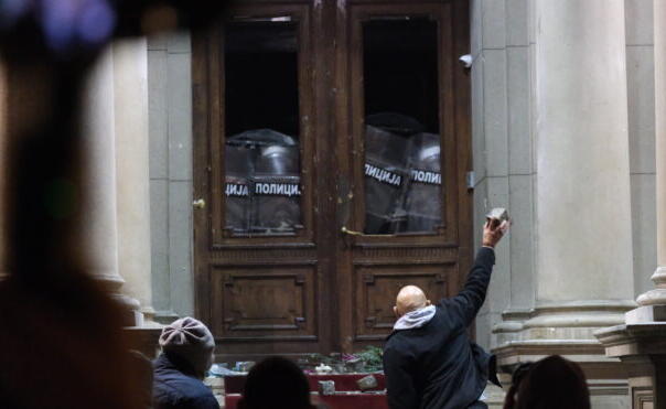 Sedam policajaca povrijeđeno tokom protesta u Beogradu