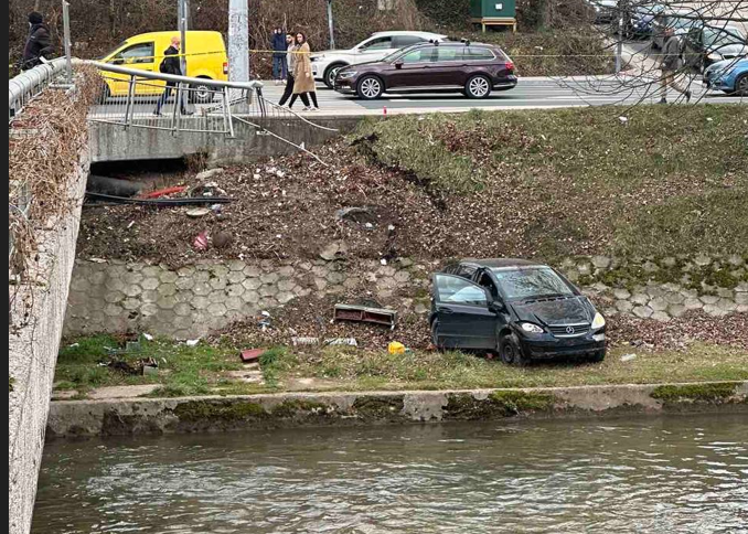 Kako je ovo uspio? Autom probio ogradu na mostu na Vrbanji, umalo upao u Miljacku