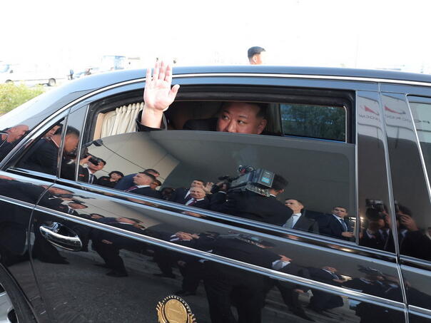 Kim Jong Un dobio automobil na poklon od Putina