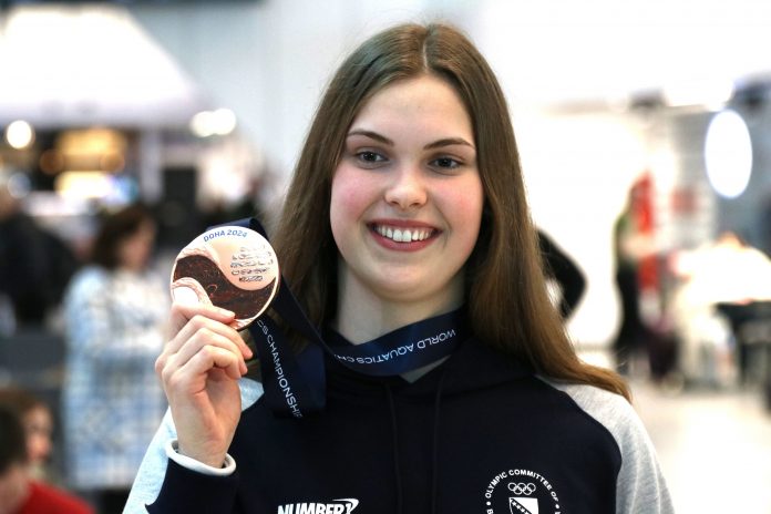 FOTO / Lana Pudar u Sarajevu dočekana uz poruke na aerodromu, pozirala s medaljom