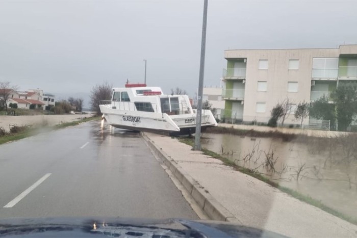 Nevrijeme u Hrvatskoj: Zadar poplavljen, u Ninu brod nasukan na ulici VIDEO