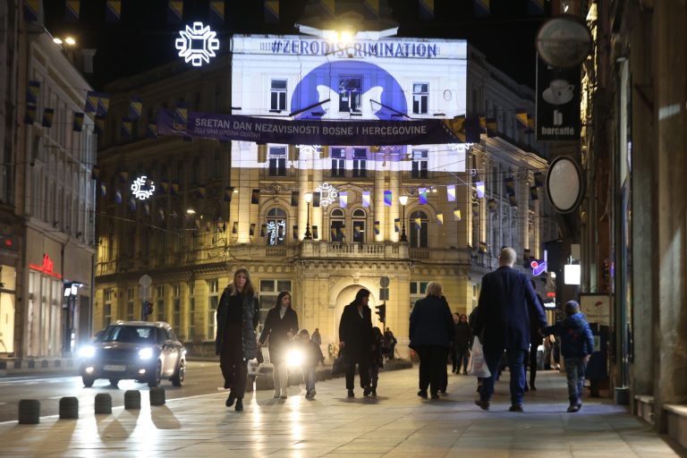 Zgrada iznad Vječne vatre u Sarajevu obasjana logom Dana nulte diskriminacije