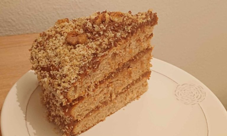 RETRO KARAMEL TORTA S ORASIMA – Ukusna i jednostavna