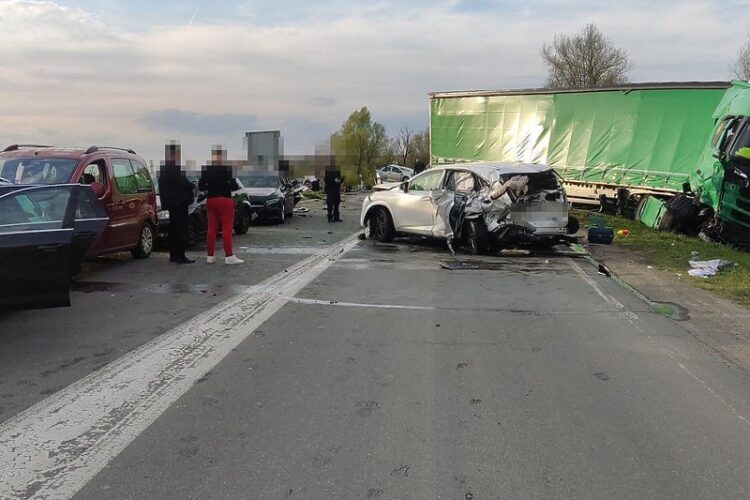 Kamion udario u kolonu vozila na granici Hrvatske sa BiH: Nekoliko ljudi teško povrijeđeno