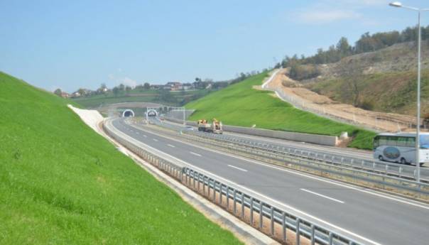 Nesreća na autoputu A-1 na dionici Bradina-Tarčin, saobraćaj se odvija usporeno