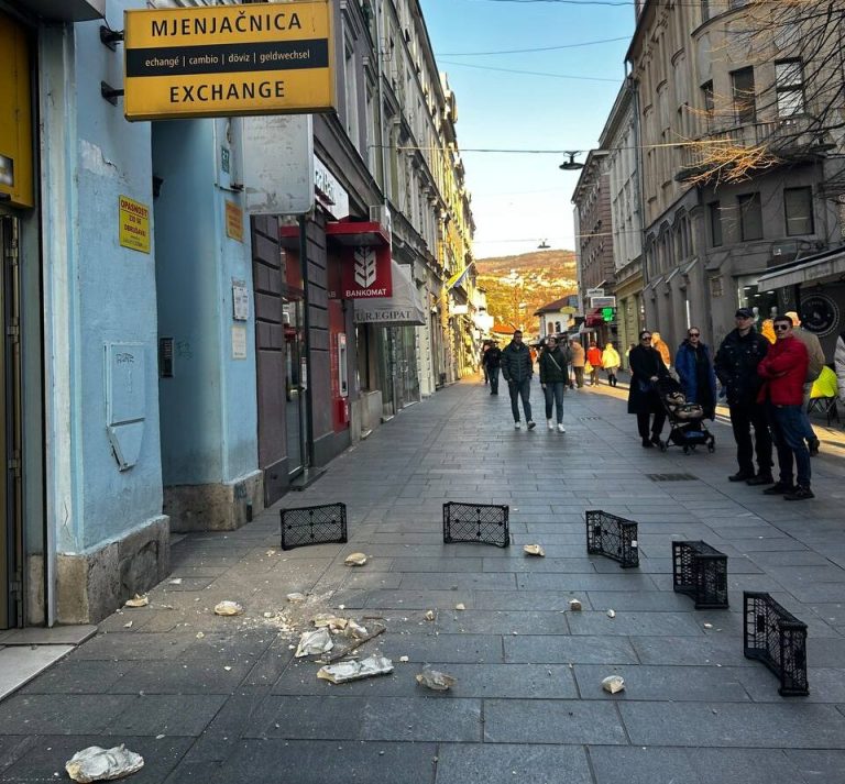 Obrušila se fasada u najprometnijoj ulici Sarajeva. Nije bilo povrijeđenih