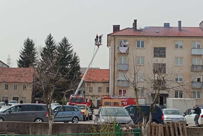 Vatrogasci uspjeli ugasiti požar u centru Tomislavgrada. Pola grada bilo bez struje