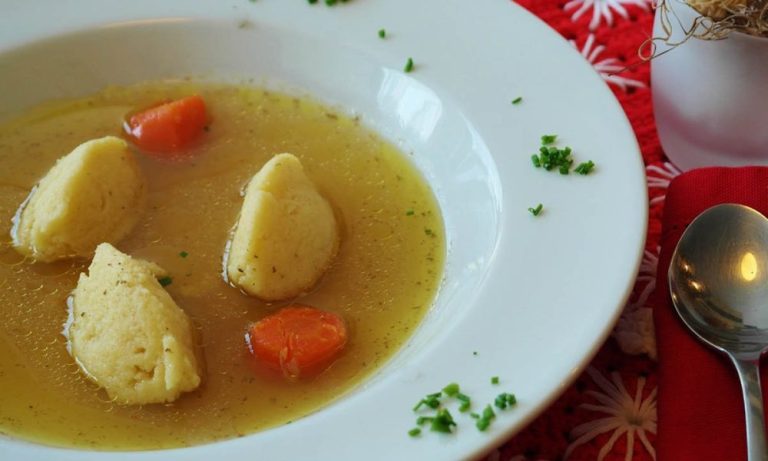 Domaća supa sa najmekšim knedlama