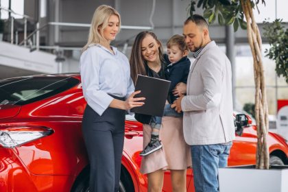 porodica ispred automobila